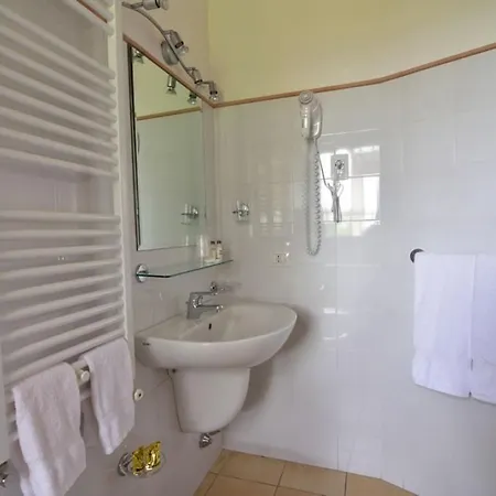 Apartment Sleeps 2 Pool Wifi T764327 *