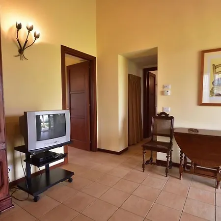 Apartment Sleeps 2 Pool Wifi T764327 *