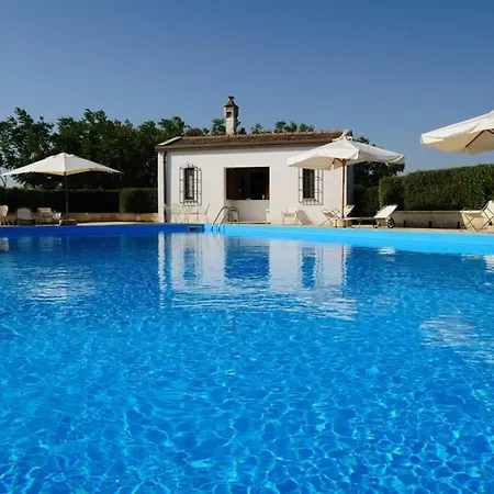 Sleeps 2 Pool Wifi T764327